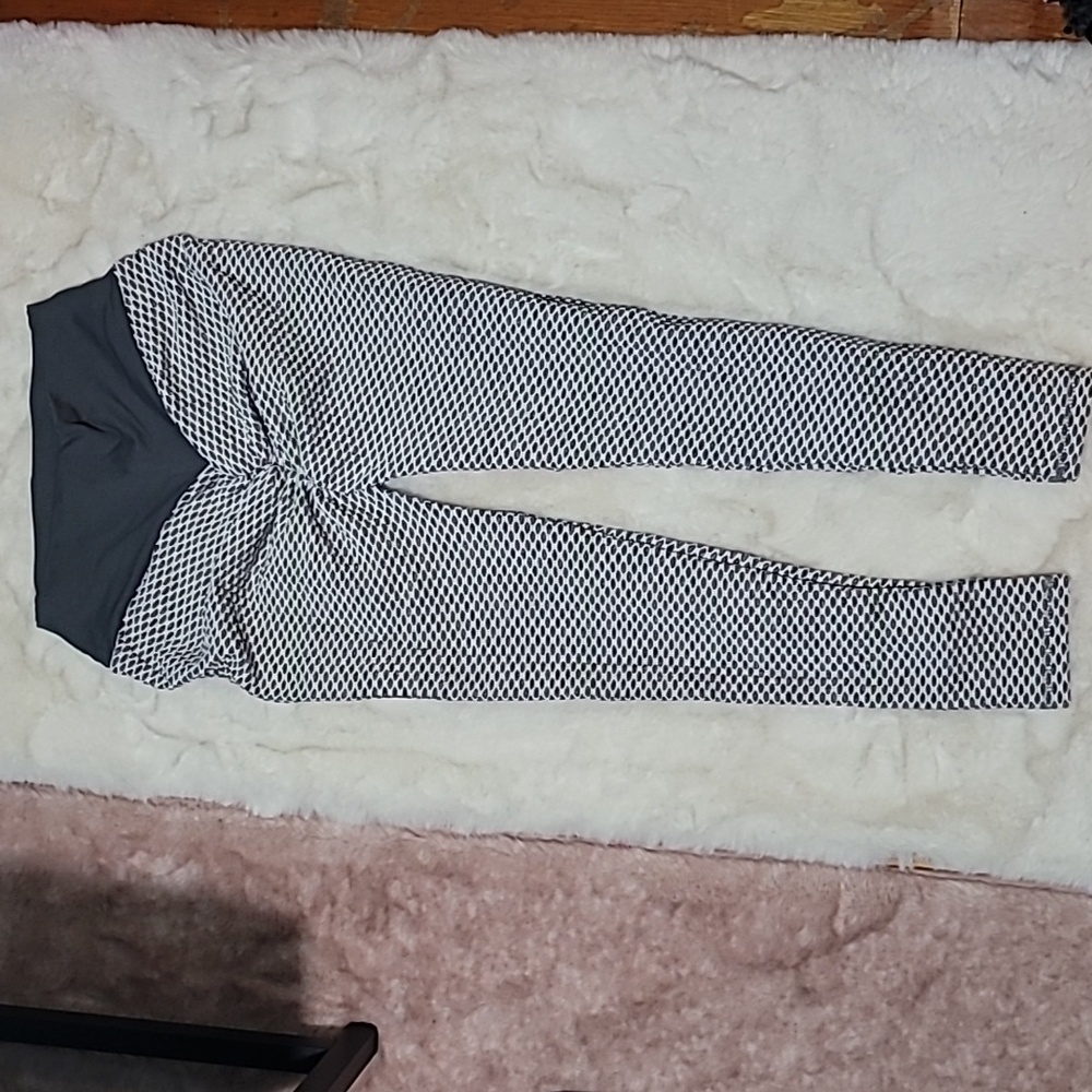‼️FINAL SALE‼️Booty Lifting Yoga Pants - Picture 2 of 3